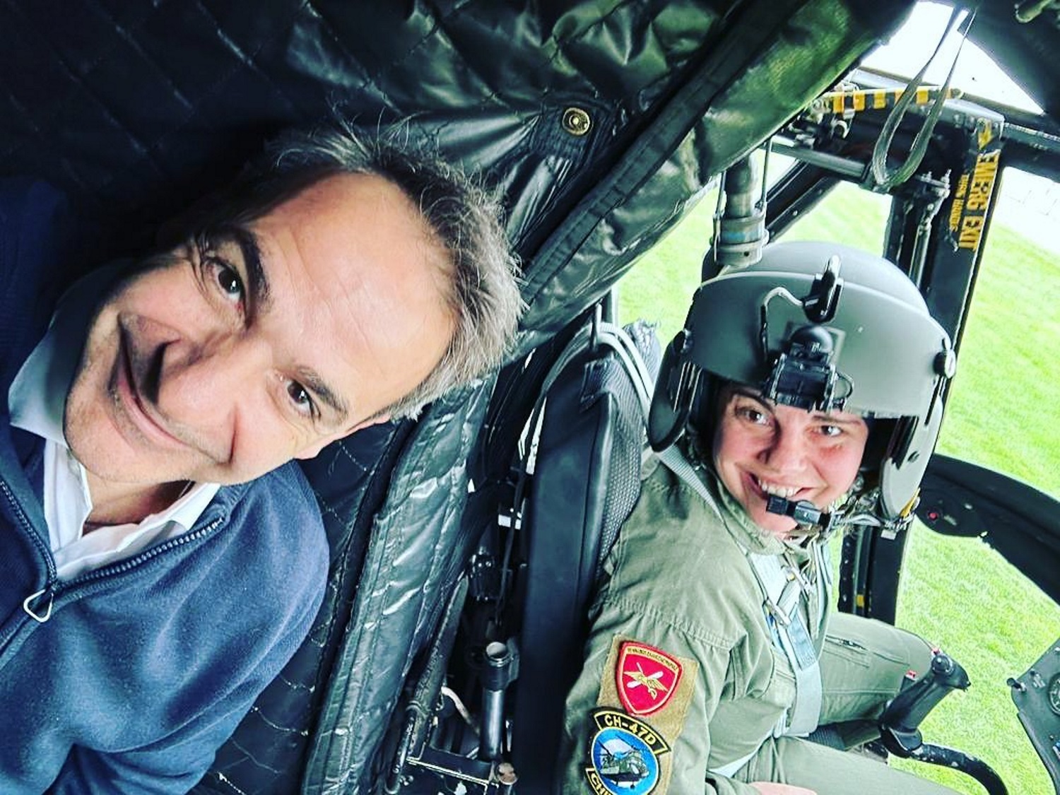 Κυριάκος Μητσοτάκης: Η selfie με την πρώτη γυναίκα κυβερνήτη σε ειδικό μέσο της Αεροπορίας Στρατού