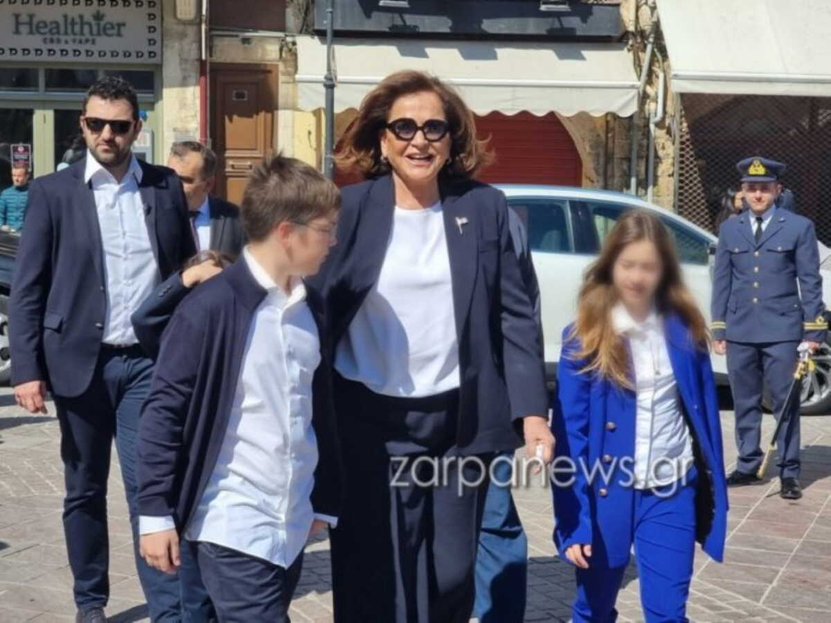 25η Μαρτίου: Η Ντόρα Μπακογιάννη με τα εγγόνια της στη Μητρόπολη Χανίων
