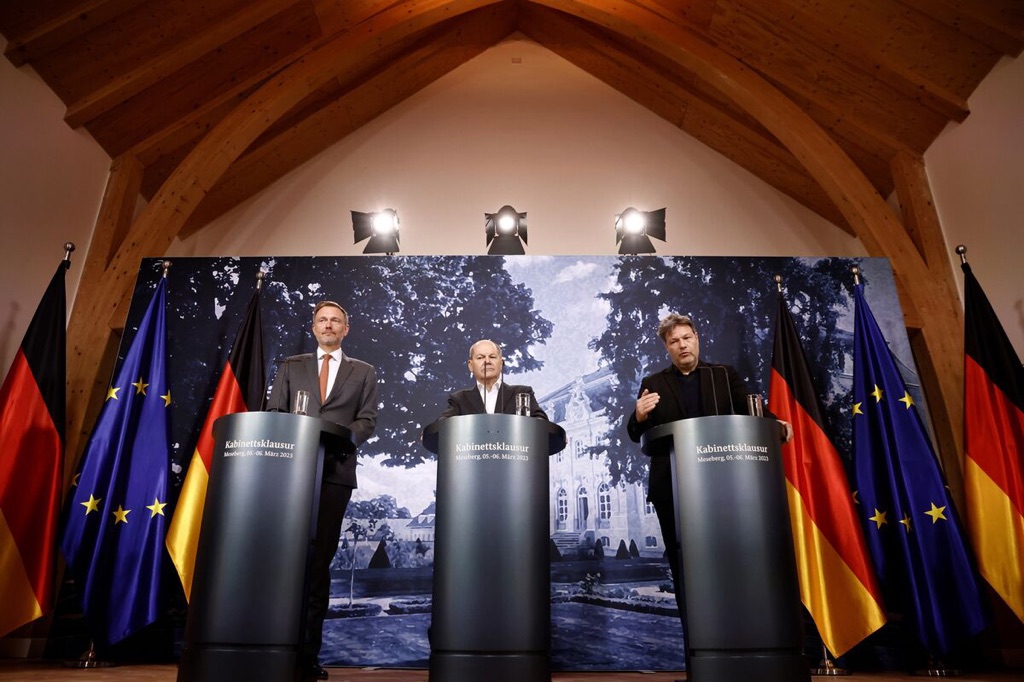 Bloomberg: Τα προβλήματα που επιφέρουν οι κυβερνητικοί συνασπισμοί οι Ευρωπαίοι -Τι συμβαίνει με τον Σολτς