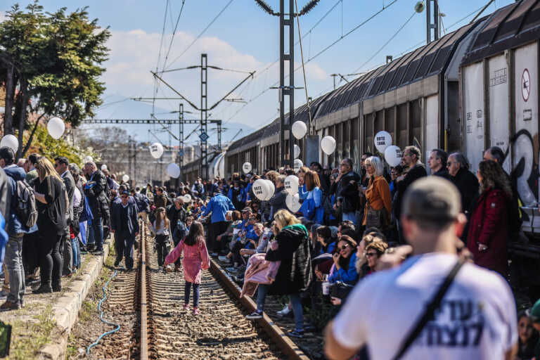 Εικόνες από την πορεία μνήμης για το Ολοκαύτωμα - Ανατριχίλα από τους συμβολισμούς στη Θεσσαλονίκη