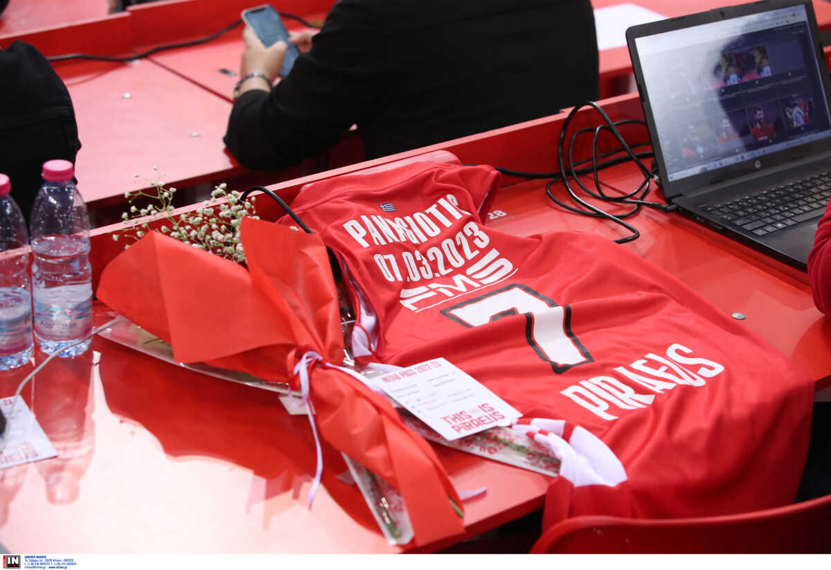 Ολυμπιακός: Ανθοδέσμη και φανέλα στη θέση του Παναγιώτη Γκαραγκάνη στο ΣΕΦ