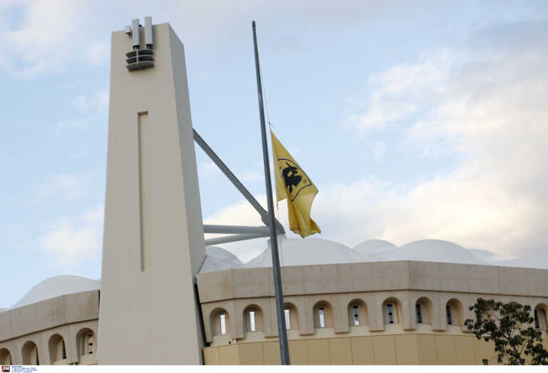 ΑΕΚ: Μεσίστιες οι σημαίες στην OPAP Arena για τον Μίμη Παπαϊωάννου