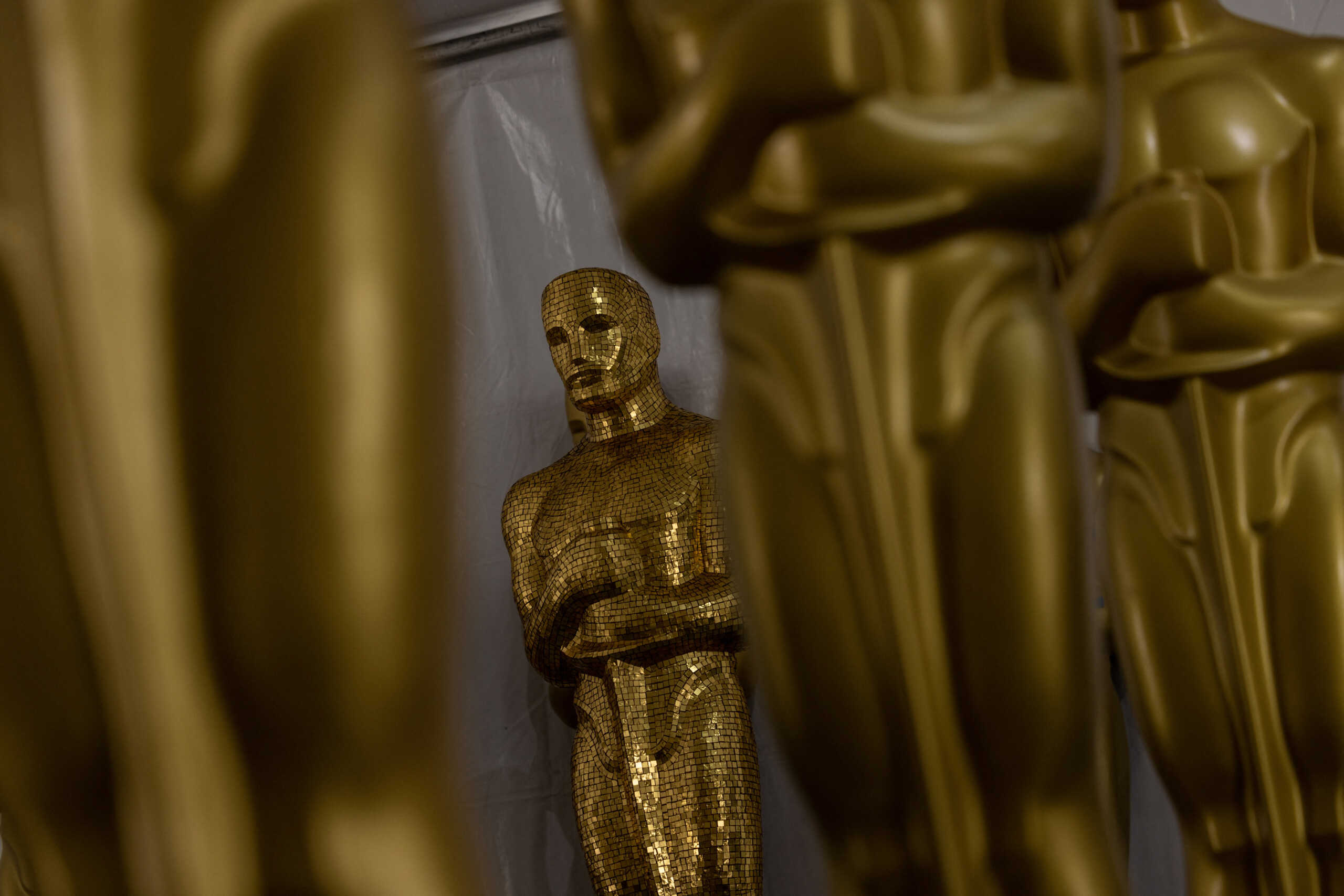 An Oscar statue is seen as preparations of the arrivals area continue for the 95th Academy Awards, known as the Oscars, in Hollywood, Los Angeles, California, U.S., March 10, 2023. REUTERS