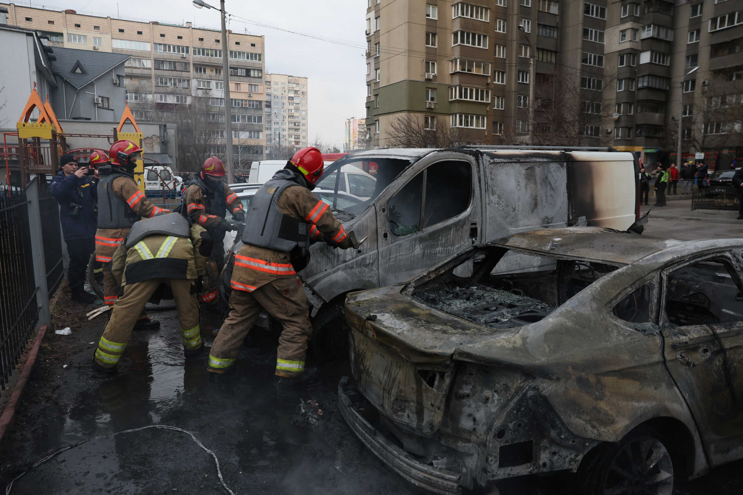 A view of emergency workers at the site of a Russian missile strike, amid Russia?s attack on Ukraine, in Kyiv, Ukraine March 9, 2023. REUTERS