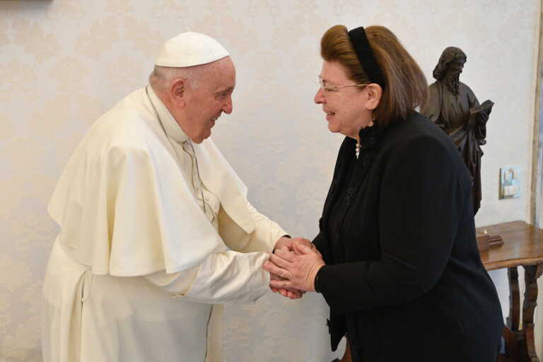 Η Λίνα Μενδώνη συναντήθηκε με τον Πάπα Φραγκίσκο – Τον ευχαρίστησε για τα θραύσματα του Παρθενώνα