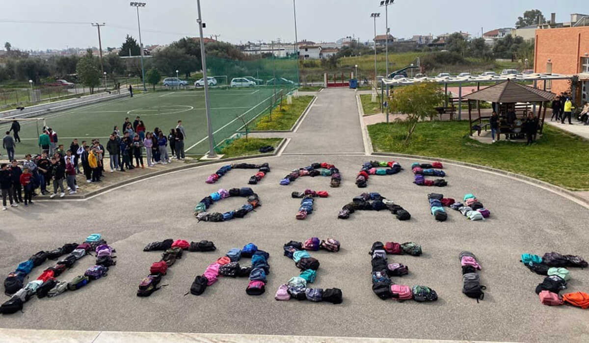 Σύγκρουση τρένων στα Τέμπη: «Πάρε όταν φτάσεις» – Μαθητές σχολείων τιμούν τη μνήμη των θυμάτων