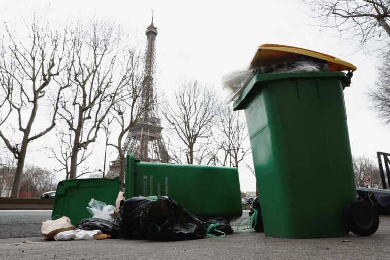 Επιτάξεις ετοιμάζει η γαλλική αστυνομία για να μαζευτούν τα σκουπίδια που «πνίγουν» το Παρίσι