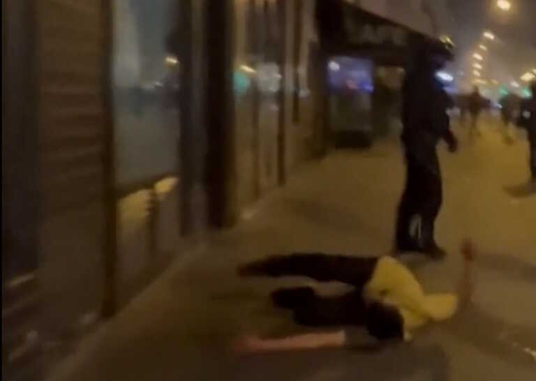 Βίντεο ντοκουμέντο από το Παρίσι: Αστυνομικός ρίχνει μπουνιά σε διαδηλωτή και τον αφήνει αναίσθητο