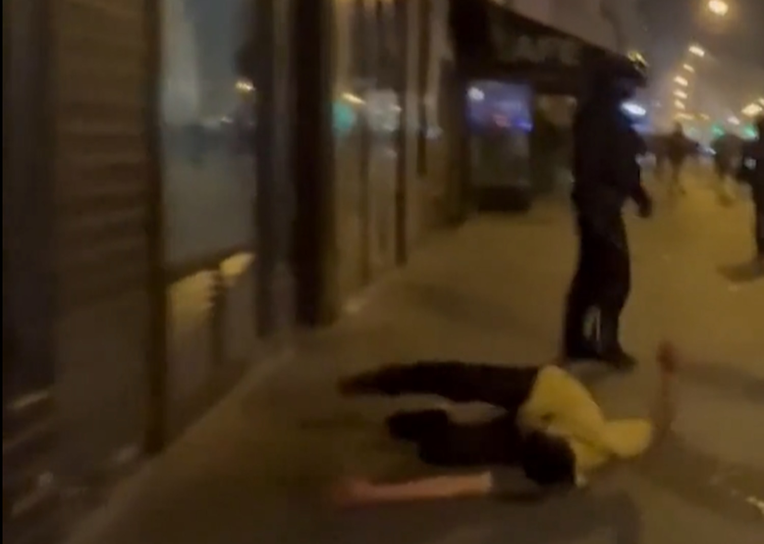Γαλλία: Αστυνομικός ρίχνει μπουνιά σε διαδηλωτή και τον αφήνει αναίσθητο – Βίντεο ντοκουμέντο