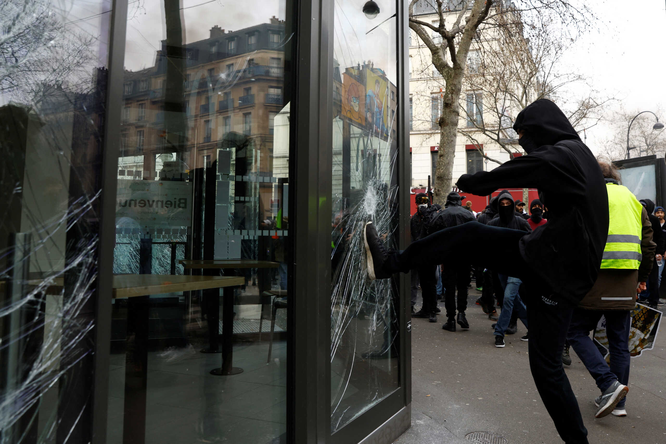 ΒΙΝΤΕΟ: Παρίσι: Σέρνουν αστυνομικό για να τον σώσουν από το εξαγριωμένο πλήθος – 9η ημέρα επεισοδίων