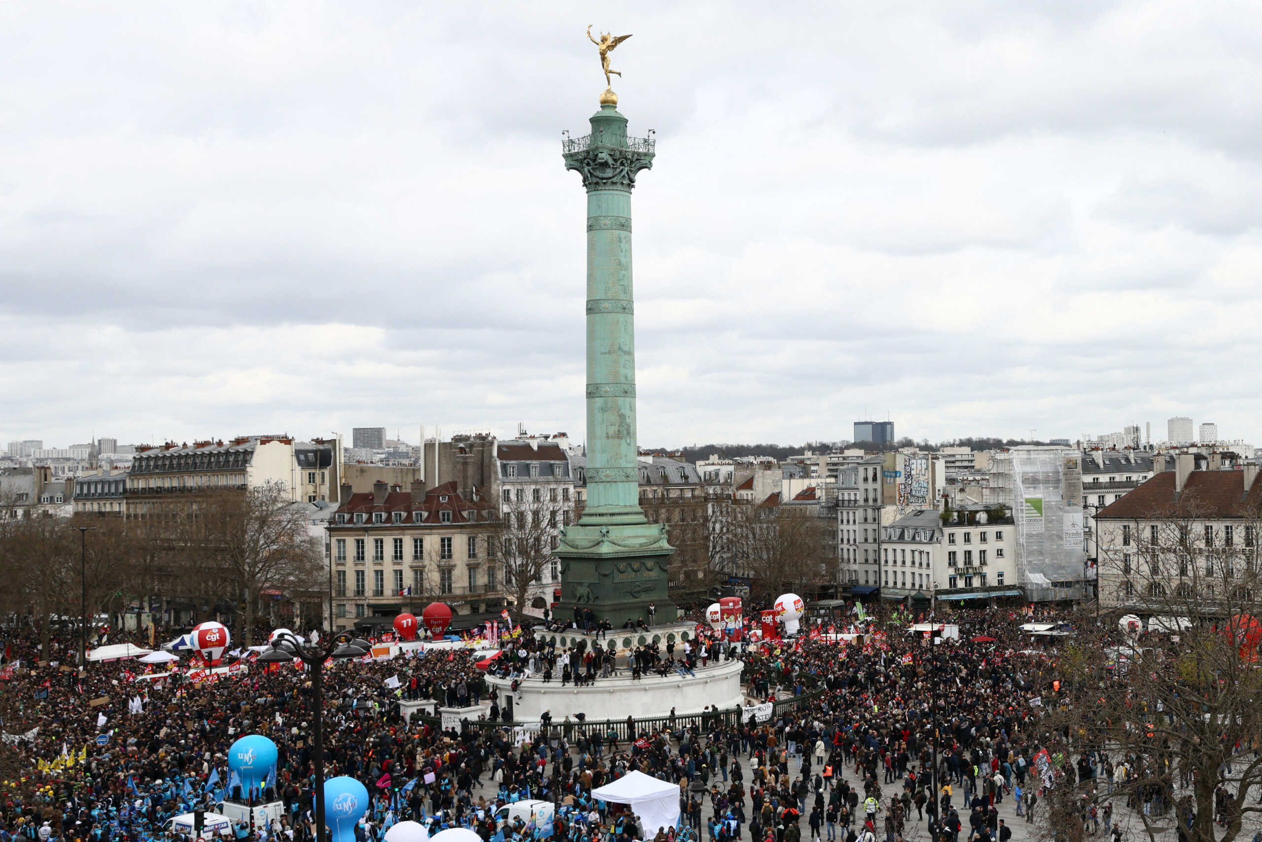 ΒΙΝΤΕΟ: Παρίσι: Σέρνουν αστυνομικό για να τον σώσουν από το εξαγριωμένο πλήθος – 9η ημέρα επεισοδίων