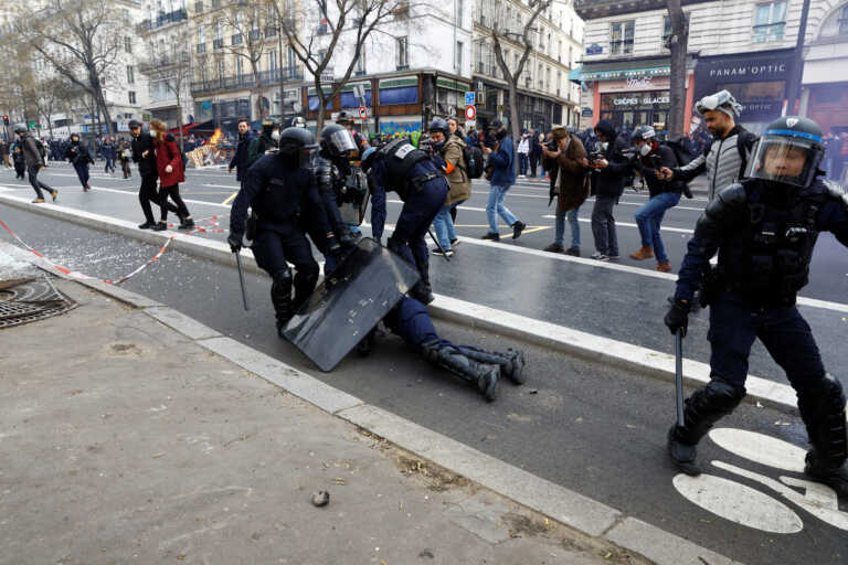 Σέρνουν αστυνομικό για να τον σώσουν από το εξαγριωμένο πλήθος - 9η ημέρα επεισοδίων στο Παρίσι