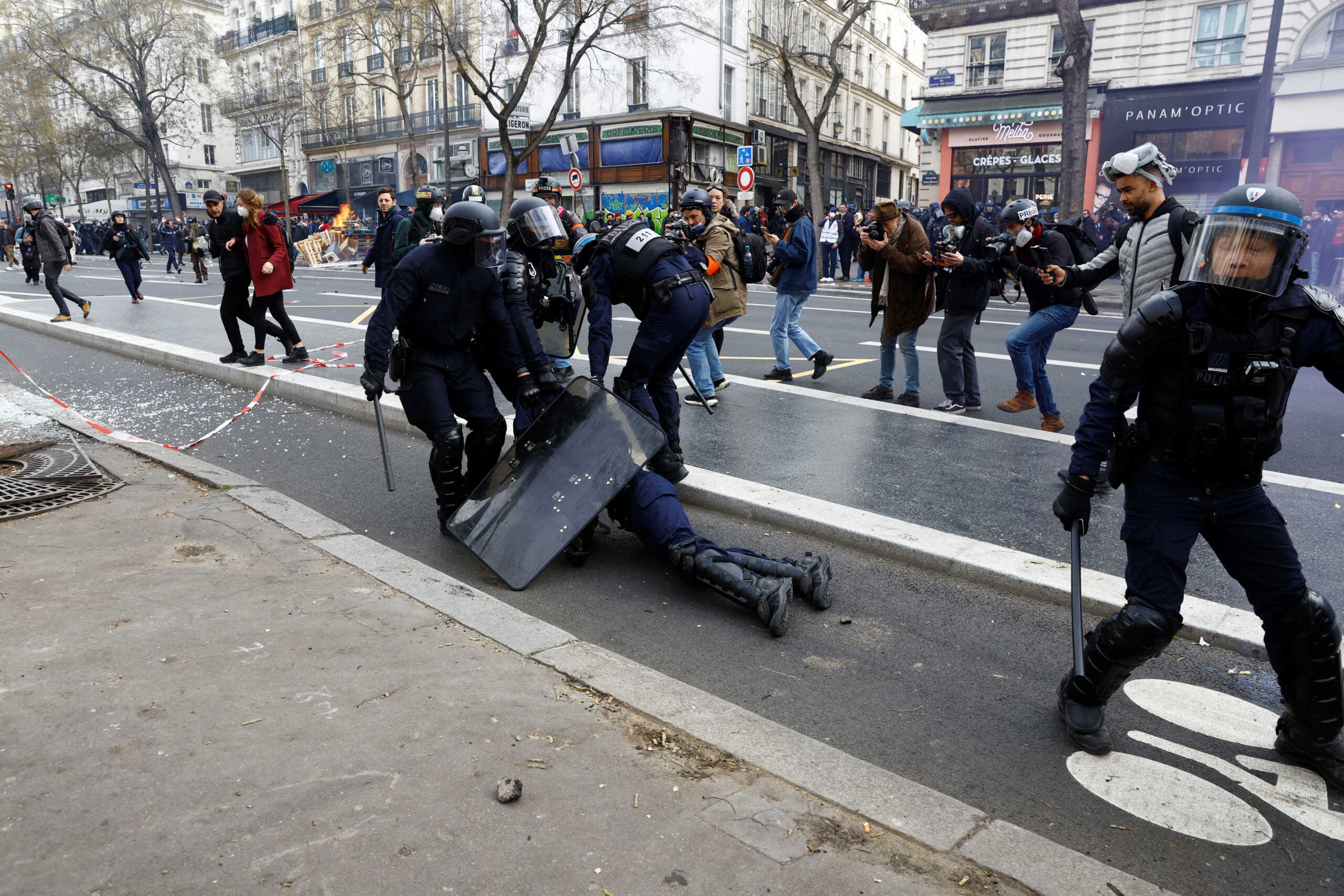Παρίσι: Σέρνουν αστυνομικό για να τον σώσουν από το εξαγριωμένο πλήθος – 9η ημέρα επεισοδίων