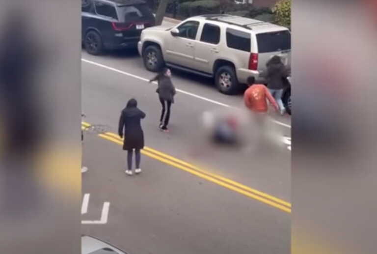 Νέα Υόρκη: Τον μαχαίρωσαν και τον ξυλοκόπησαν για μια θέση πάρκινγκ – Βίντεο από την επίθεση
