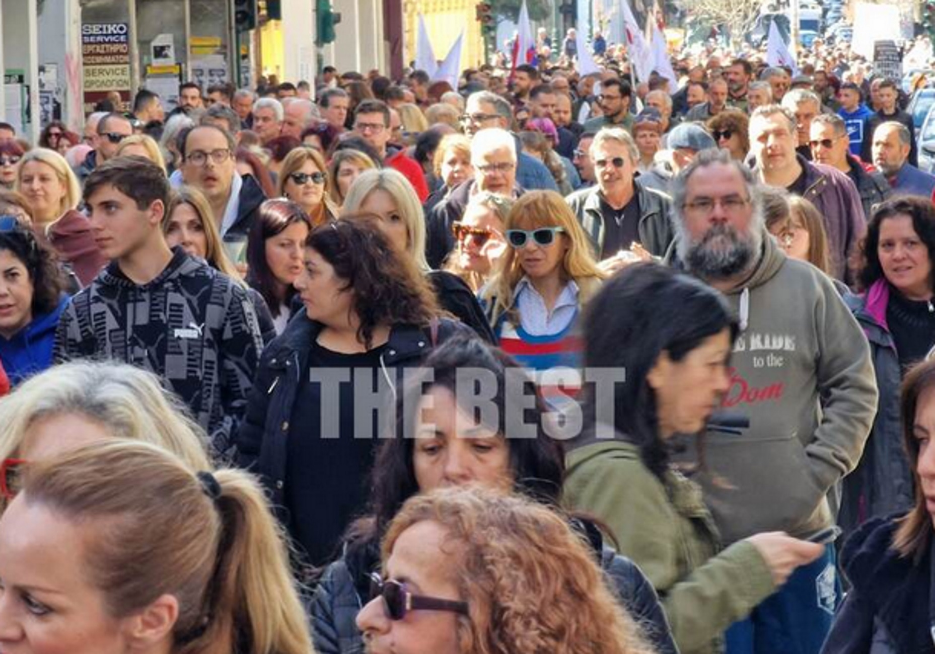 Απεργία σήμερα – Πάτρα: Εικόνες από την πορεία για το σιδηροδρομικό δυστύχημα στα Τέμπη