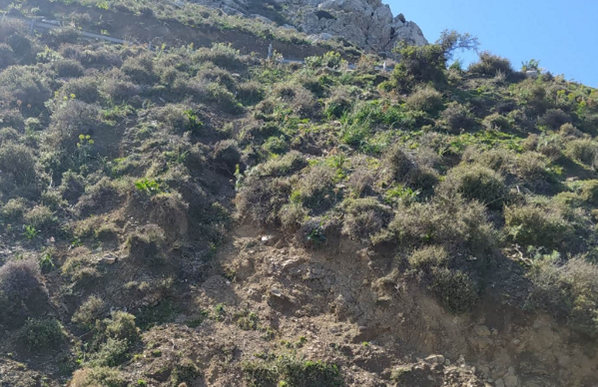 Κρήτη: Βράχος κατρακύλησε από αυτή την πλαγιά και προκάλεσε ζημιές σε δρόμο και στις προστατευτικές μπάρες