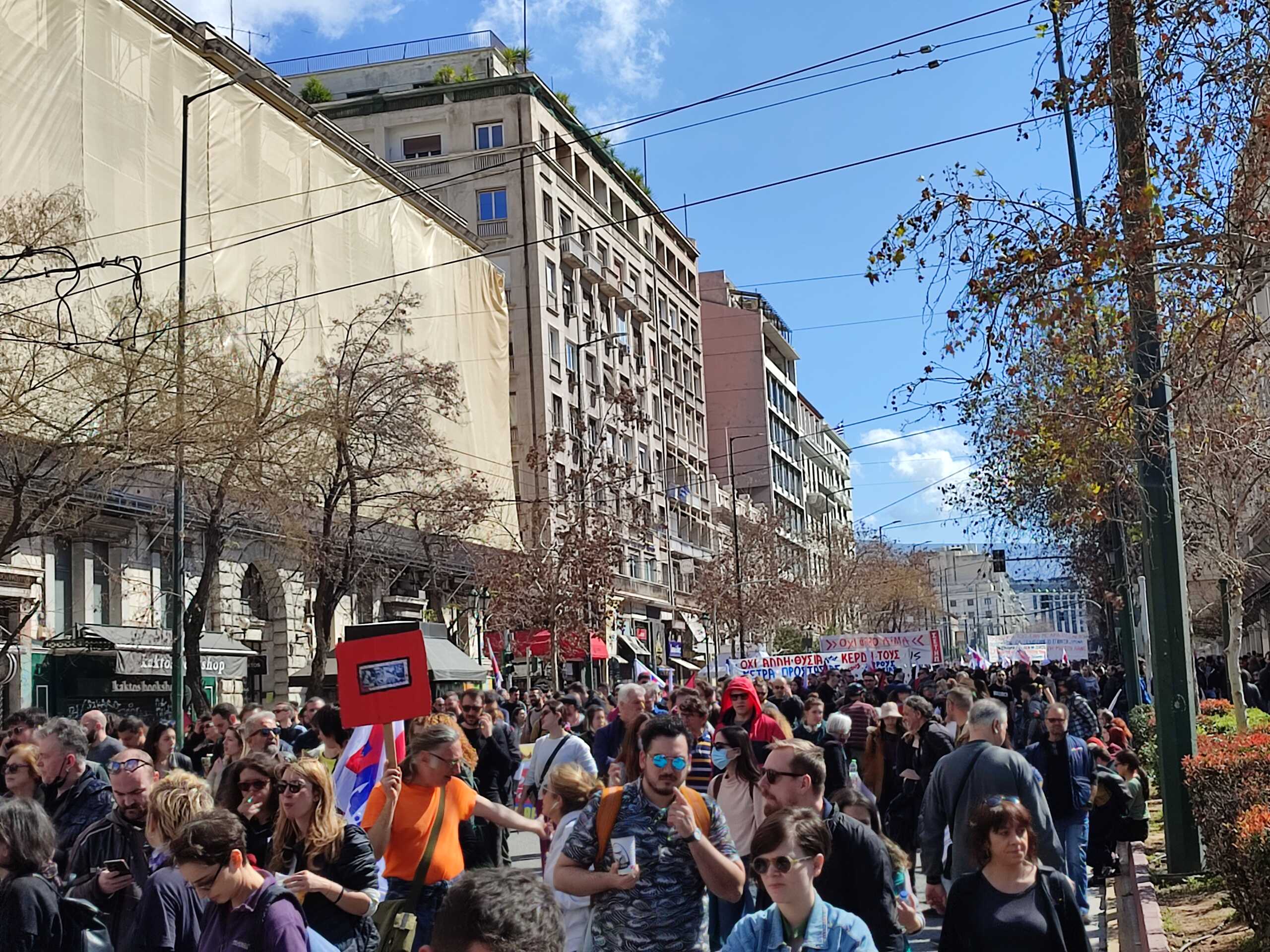 Απεργία για Τέμπη: Δεκάδες χιλιάδες στο κέντρο της Αθήνας – «Εκδίκηση θα πάρουμε για εσένα μικρέ»