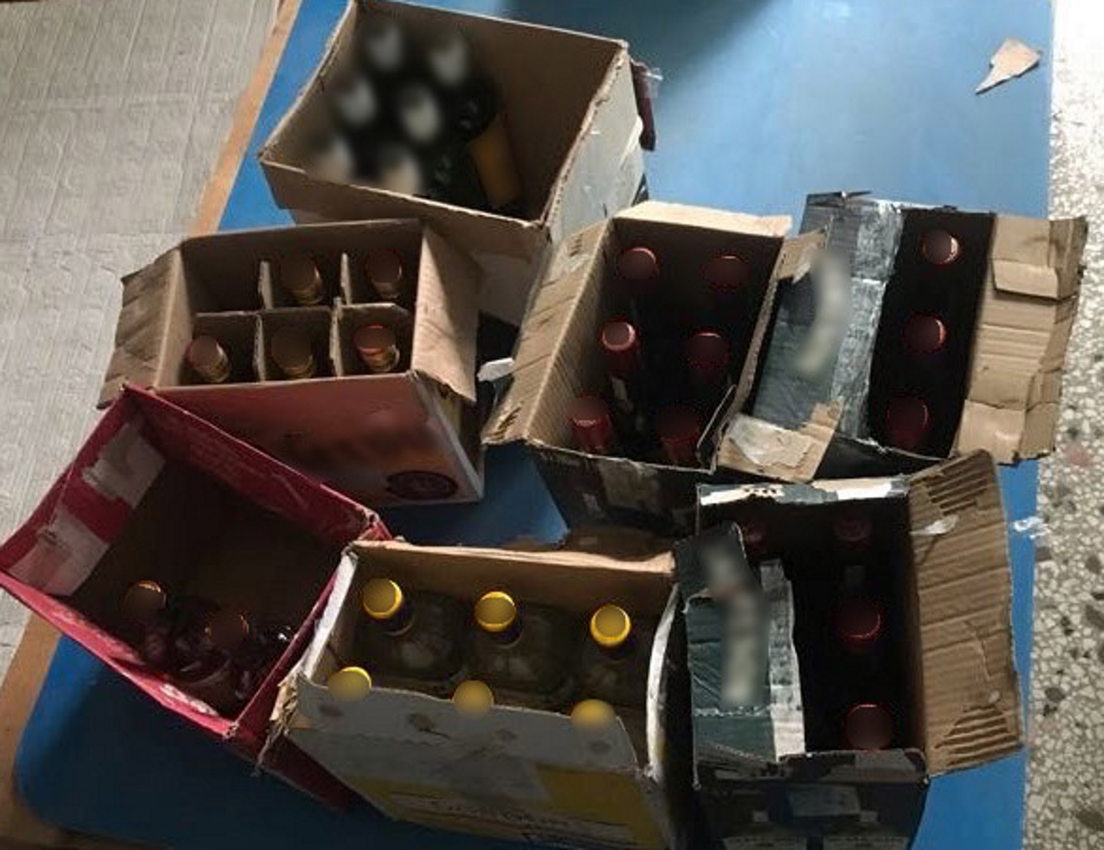 (Ξένη δημοσίευση) Κατασχεθέντα μετά την εξάρθρωση εγκληματικής οργάνωσης η οποία εισήγαγε λαθραία από τη Βουλγαρία αλκοολούχα ποτά, τα οποία πωλούσε σε κάβες, κέντρα διασκέδασης κ.α από τη Διεύθυνση Οικονομικής Αστυνομίας. Συνελήφθησαν 21 μέλη της οργάνωσης, μεταξύ των οποίων και το αρχηγικό. Κατασχέθηκαν, μεταξύ άλλων, 20.000 φιάλες λαθραίων αλκοολούχων ποτών με τους διαφυγόντες φόρους να υπολογίζονται σε 200.000 ευρώ. Το συνολικό παράνομο όφελος της οργάνωσης εκτιμάται σε αρκετά εκατομμύρια ευρώ. Παρασκευή 17 Μαρτίου 2023. ΑΠΕ ΜΠΕ