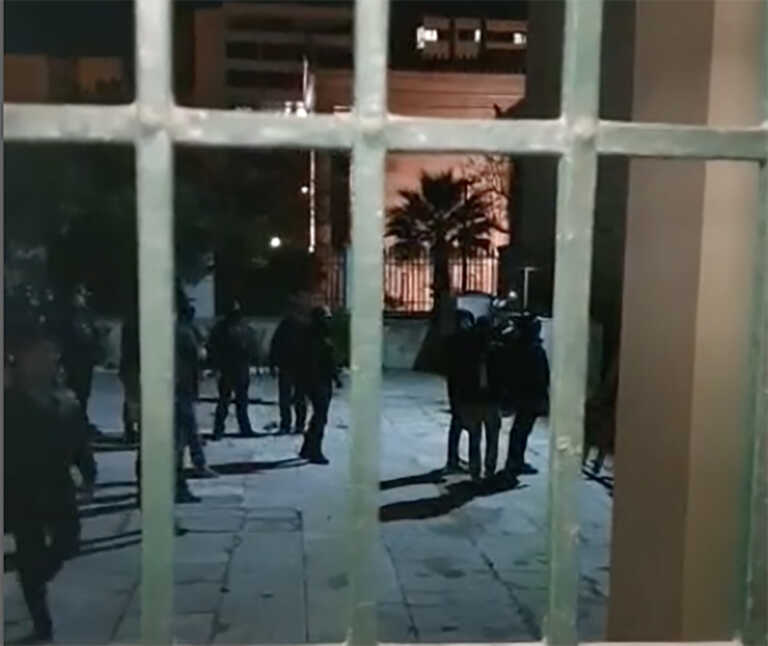 Εκκενώθηκε η κατάληψη στην πρυτανεία του ΕΚΠΑ – 10 συλλήψεις – «Ανοίξτε μην σπάσουμε την πόρτα»