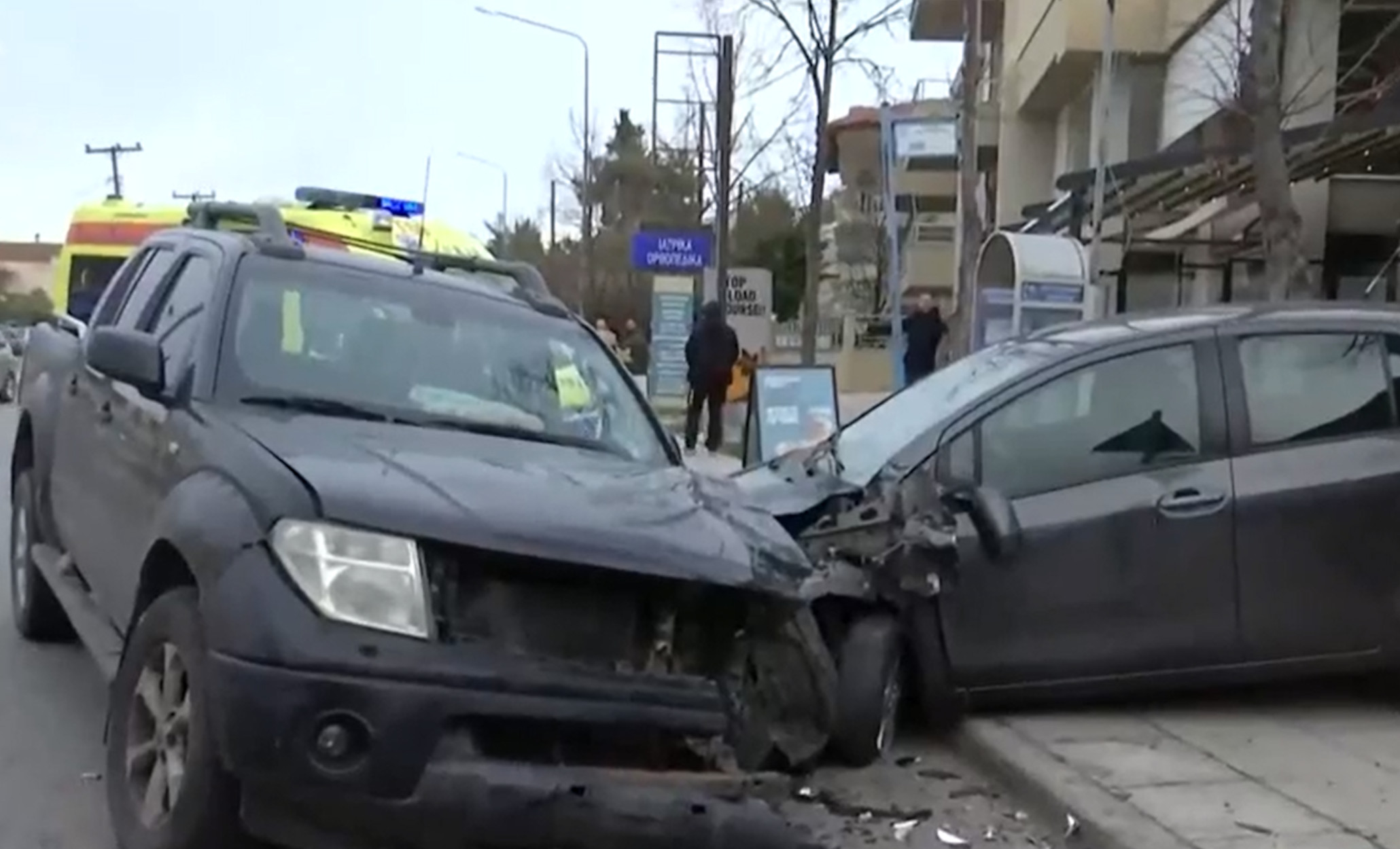 Θεσσαλονίκη: Τροχαίο στην Νέα Ραιδεστό – Αγροτικό έπεσε σε αυτοκίνητο και φορτηγάκι και παρέσυρε πεζό