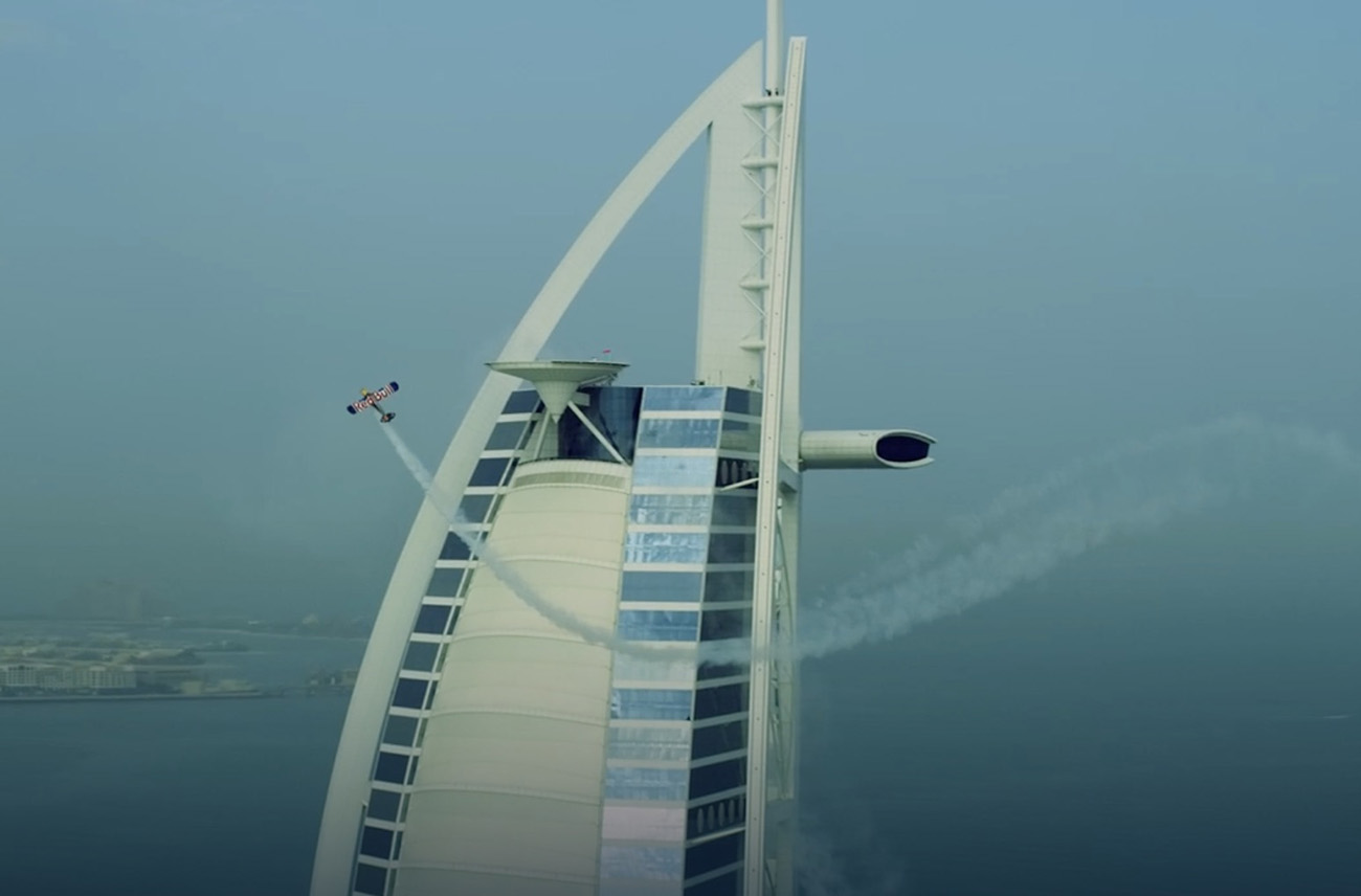 Ο Luke Czepiela γράφει ιστορία προσγειώνοντας αεροπλάνο στο Burj Al Arab