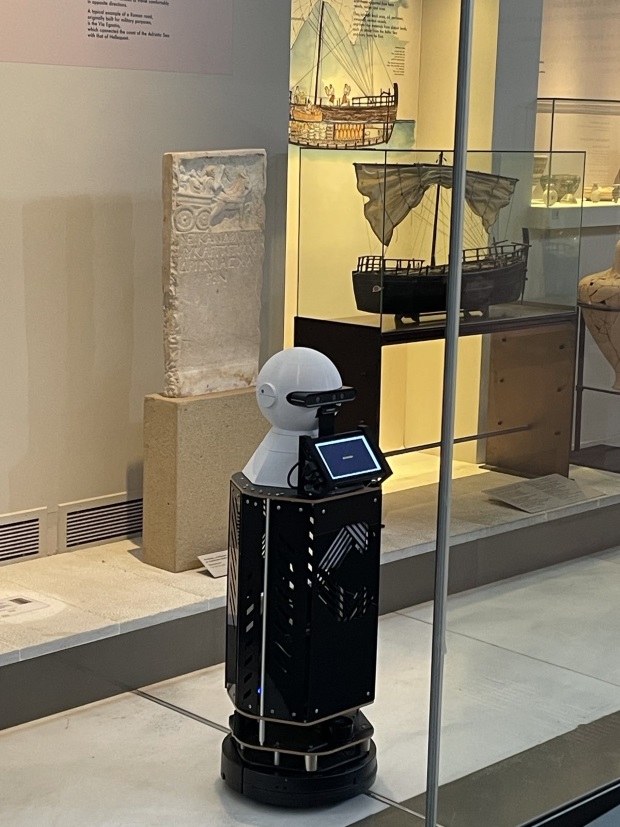 Ρομπότ πιάνει κουβέντα με τους επισκέπτες του Αρχαιολογικού Μουσείου Θεσσαλονίκης