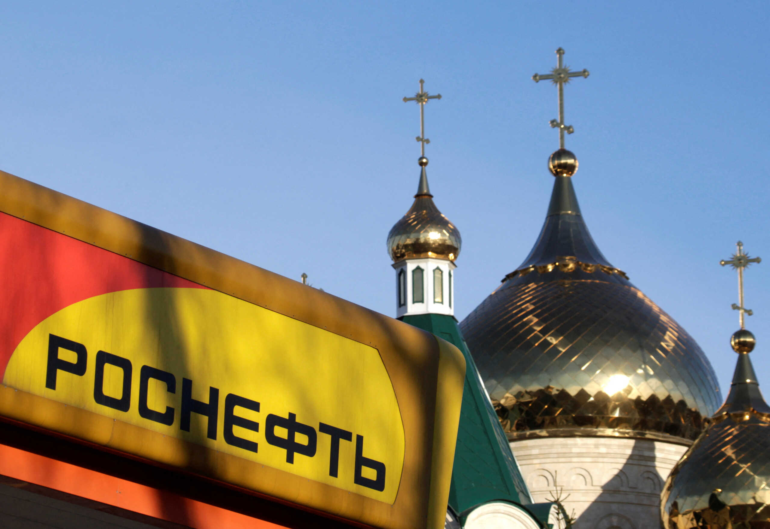 FILE PHOTO: The logo of Russia's top crude producer Rosneft is seen on a gasoline station near a church in Stavropol, southern Russia, December 9, 2014. REUTERS