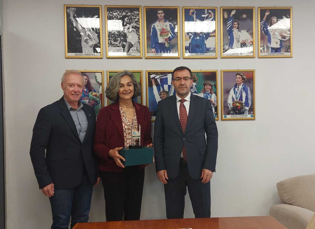 Στα γραφεία του ΣΕΓΑΣ ο πρόεδρος της τουρκικής Ομοσπονδίας στίβου – Παρέδωσε δώρο και επιστολή για τον Μίλτο Τεντόγλου