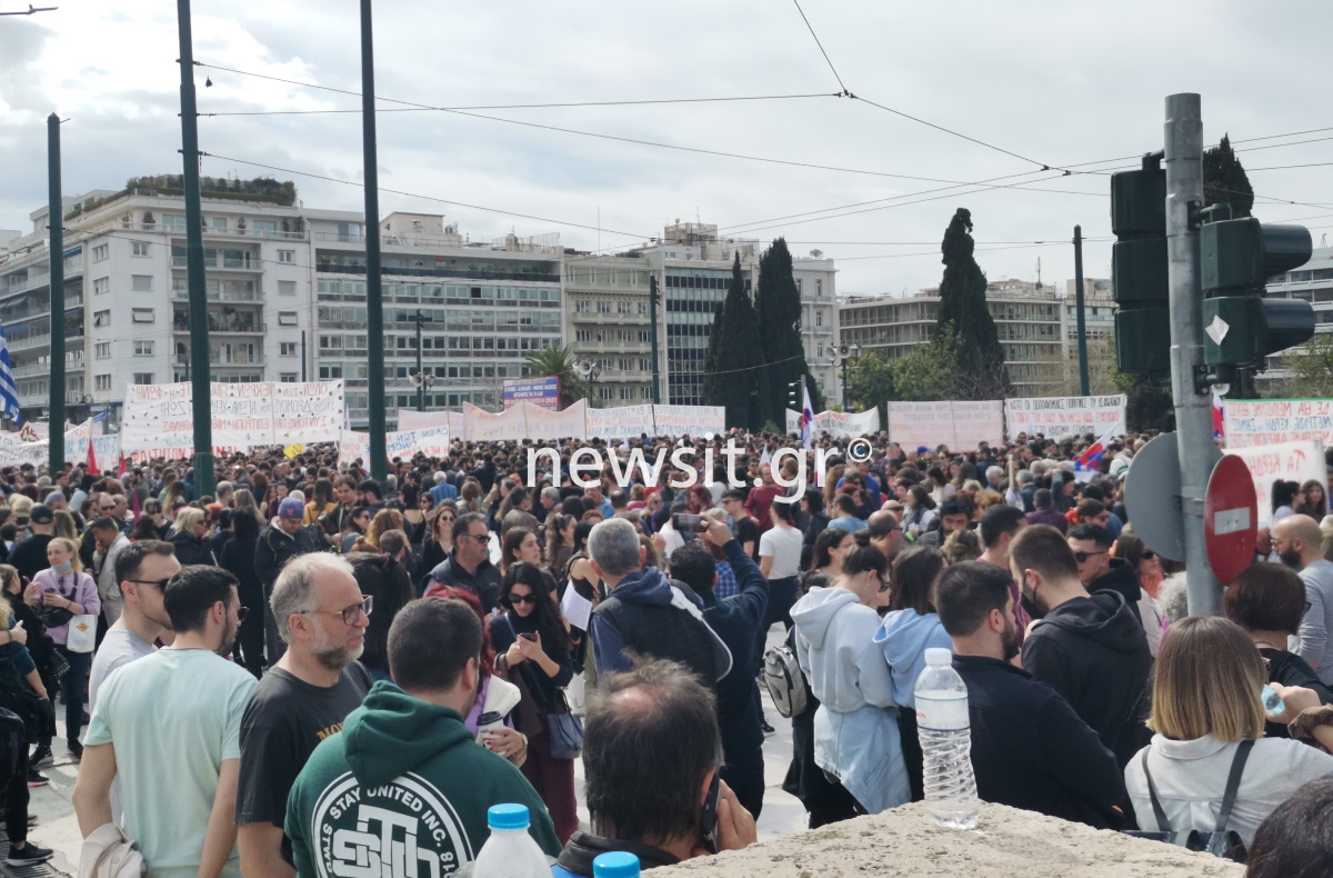 Τέμπη: Χιλιάδες διαδηλωτές στο κέντρο της Αθήνας για την εθνική τραγωδία