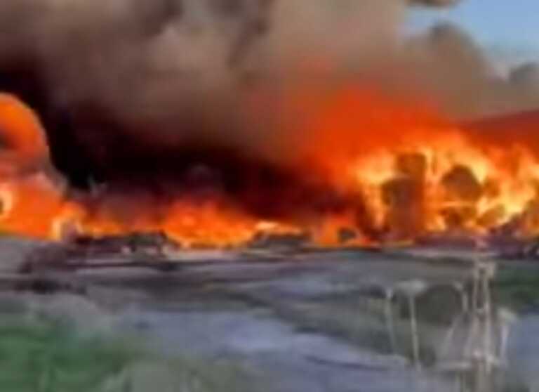 Υπό έλεγχο η φωτιά στο εργοστάσιο της Σίνδου - Δείτε το τοξικό νέφος που «έπνιξε» την περιοχή
