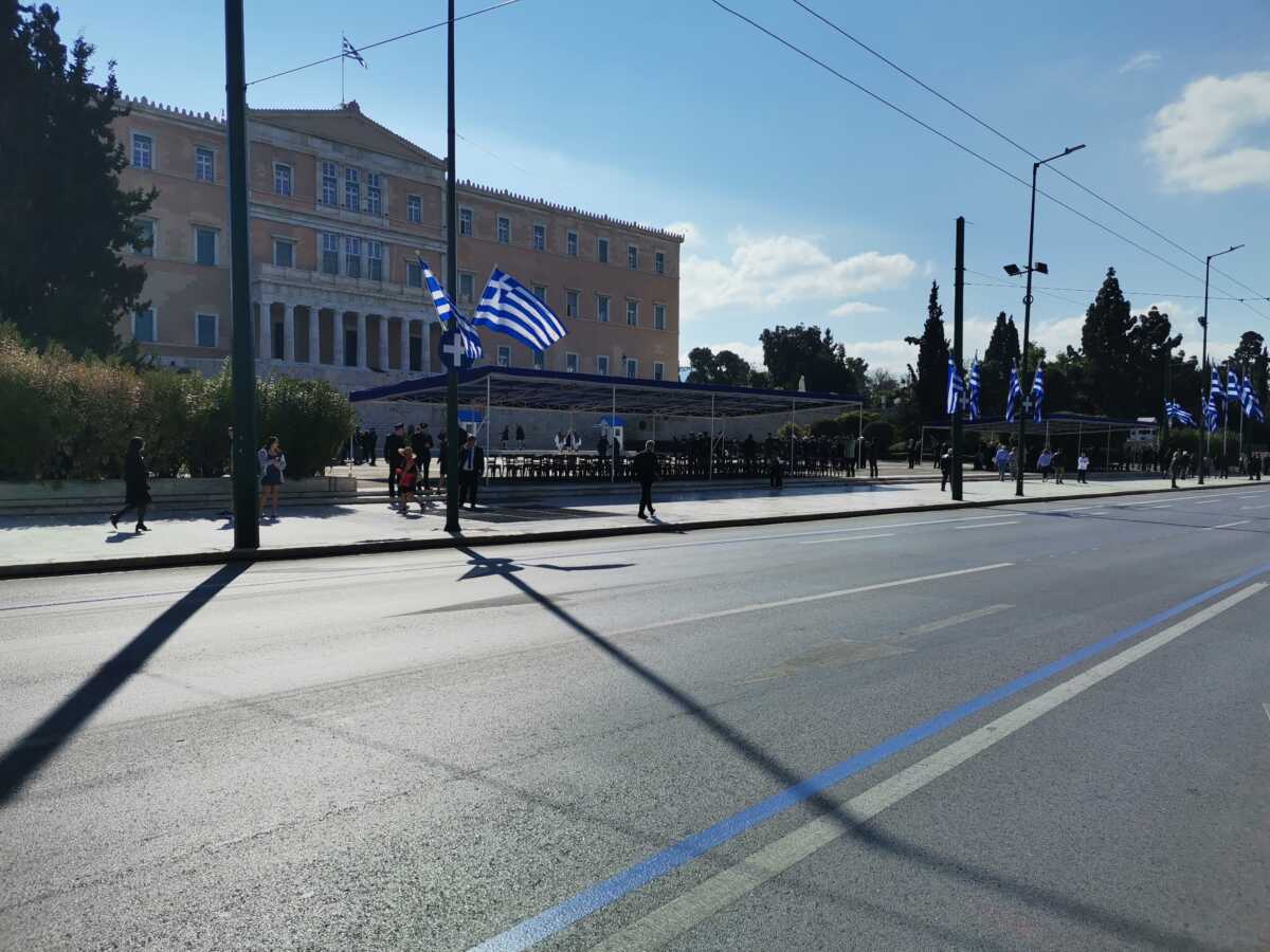 Παρέλαση 25ης Μαρτίου: Κυκλοφοριακές ρυθμίσεις στο κέντρο της Αθήνας – Κλειστό το Μετρό του Συντάγματος, αλλαγές στο Τραμ