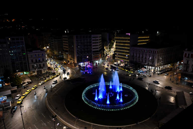 Το σιντριβάνι της Ομόνοιας στο κέντρο της Αθήνας «βάφτηκε» μπλε για την 25η Μαρτίου - Εντυπωσιακές εικόνες