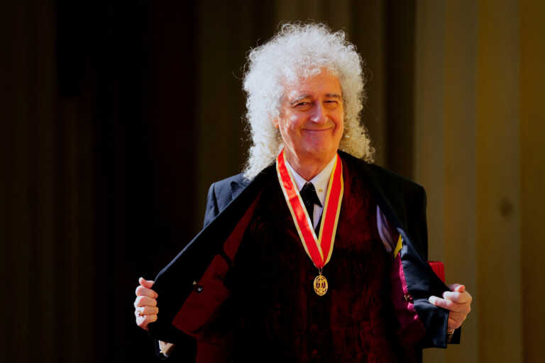 Ο Brian May των Queen έγινε Sir - Τον έχρισε «ιππότη» ο βασιλιάς Κάρολος