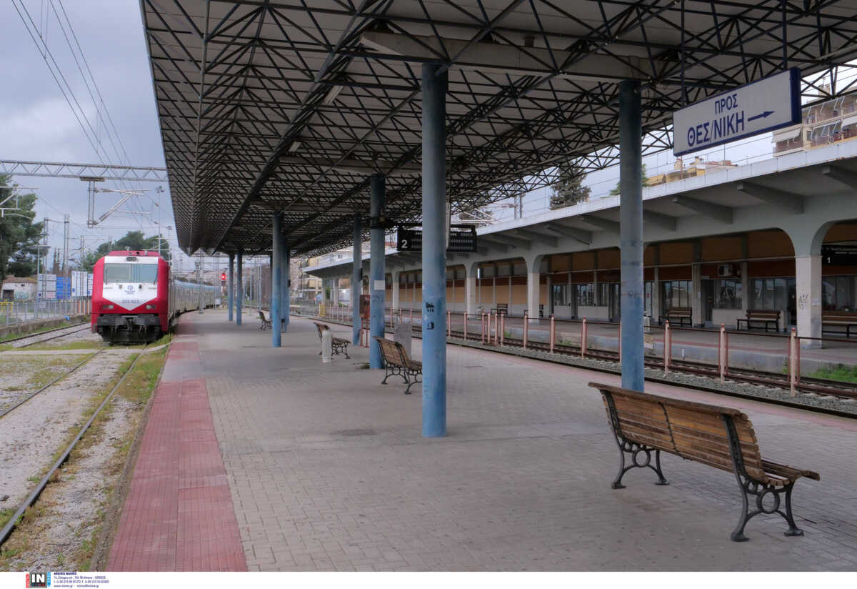 Σύγκρουση τρένων στα Τέμπη: Έρευνα της Τροχαίας στα γραφεία του ΟΣΕ Λάρισας για συλλογή στοιχείων
