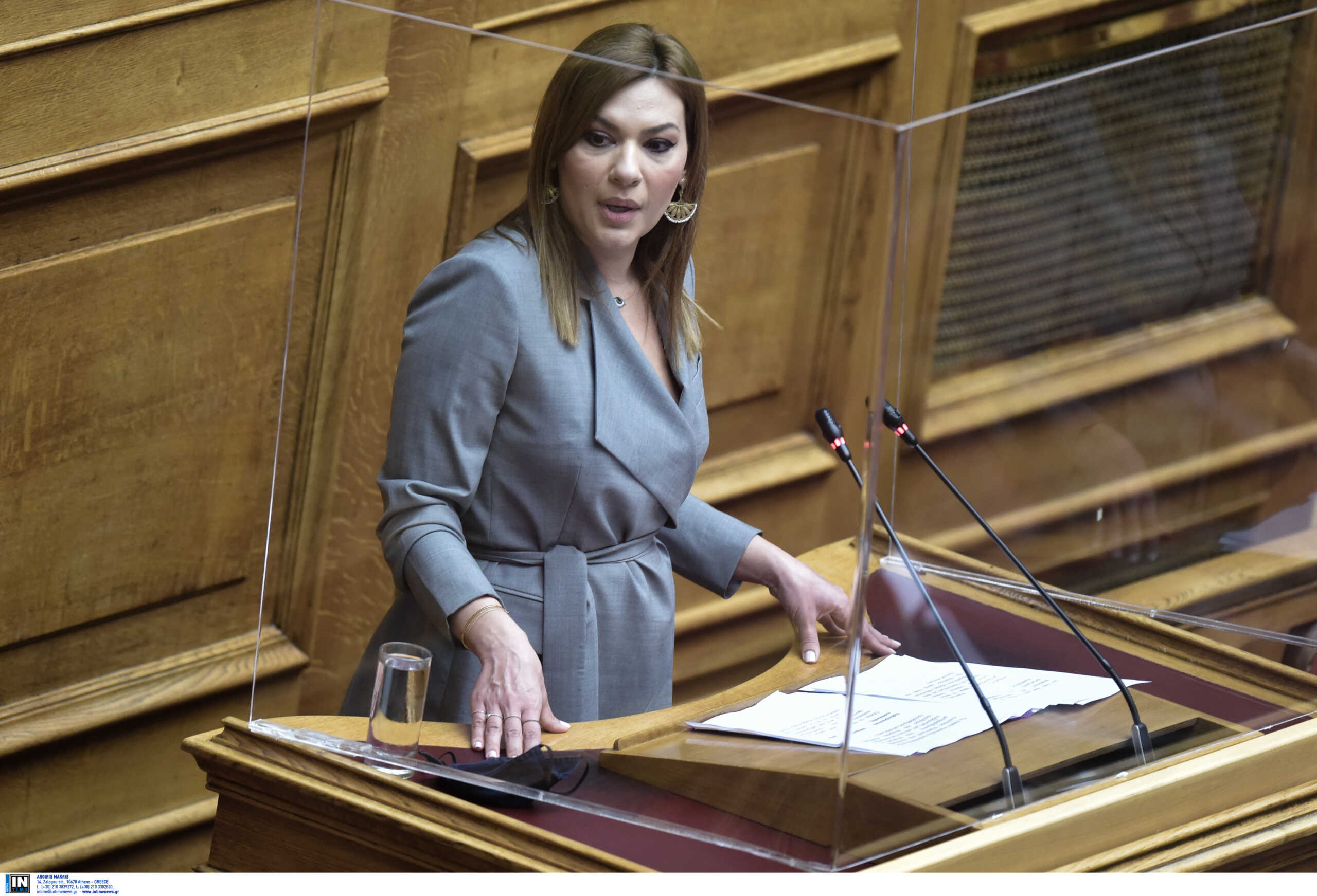Τέμπη: Η βουλευτής της ΝΔ Στέλλα Μπίζιου καταγγέλλει ότι «επιχειρούν να την συνδέσουν με τον σταθμάρχη»