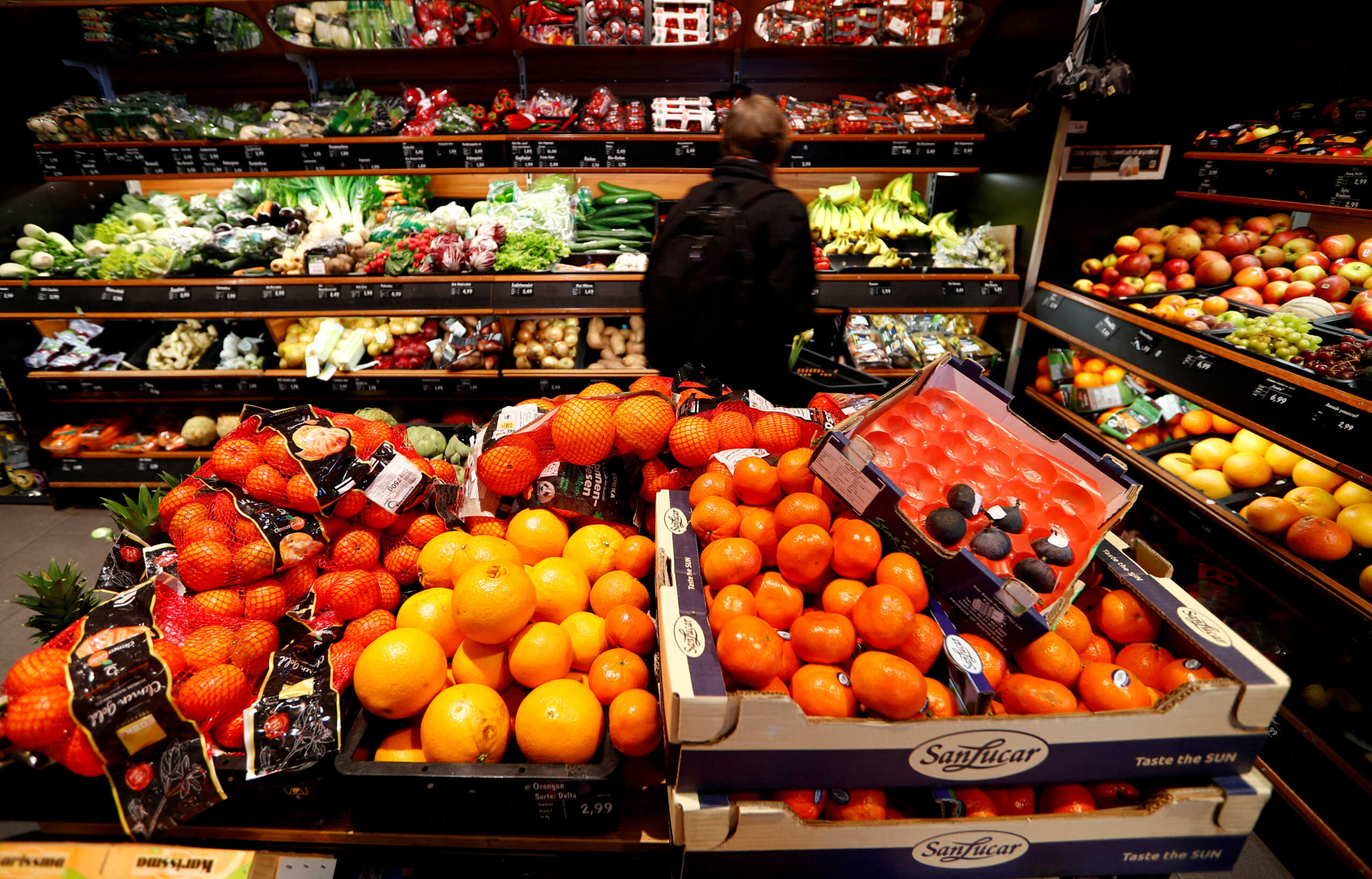 FILE PHOTO: Full shelves with fruit are pictured in a supermarket during the spread of the coronavirus disease (COVID-19) in Berlin, Germany, March 17, 2020.   REUTERS