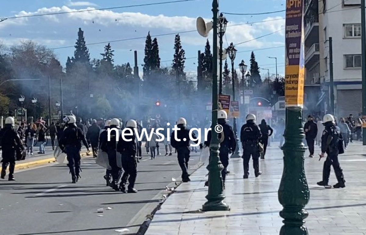 Τέμπη: Νέα επεισόδια στο Σύνταγμα – Προσπαθεί να κρατήσει ανοιχτή την Αμαλίας η αστυνομία