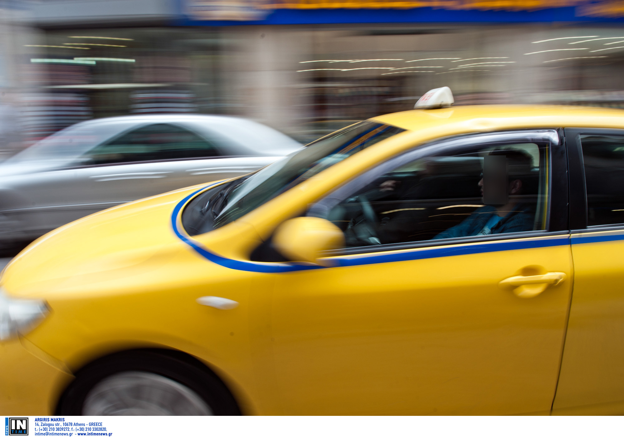 Γιατί τα ταξί έχουν μια μπλε λωρίδα υποχρεωτικά στο πλάι