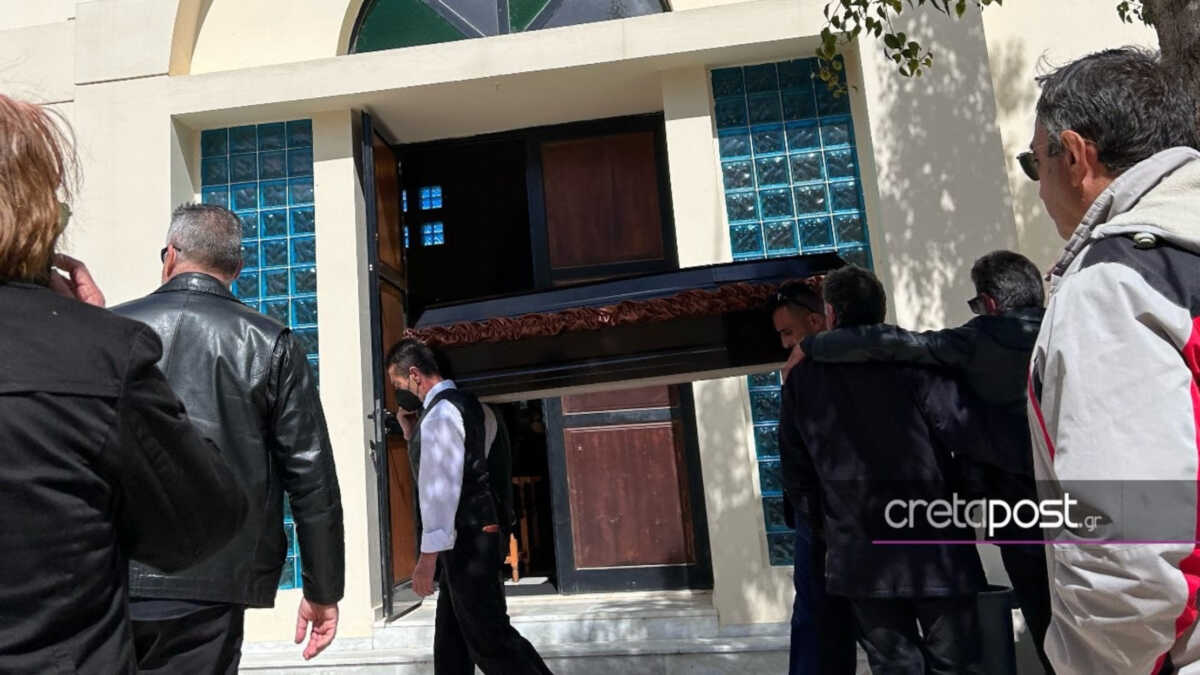 Τέμπη: Σπαραγμός στην κηδεία της Μαίρης Μουρτζάκη στο Ηράκλειο – «Παιδάκι μου, παιδάκι μου»