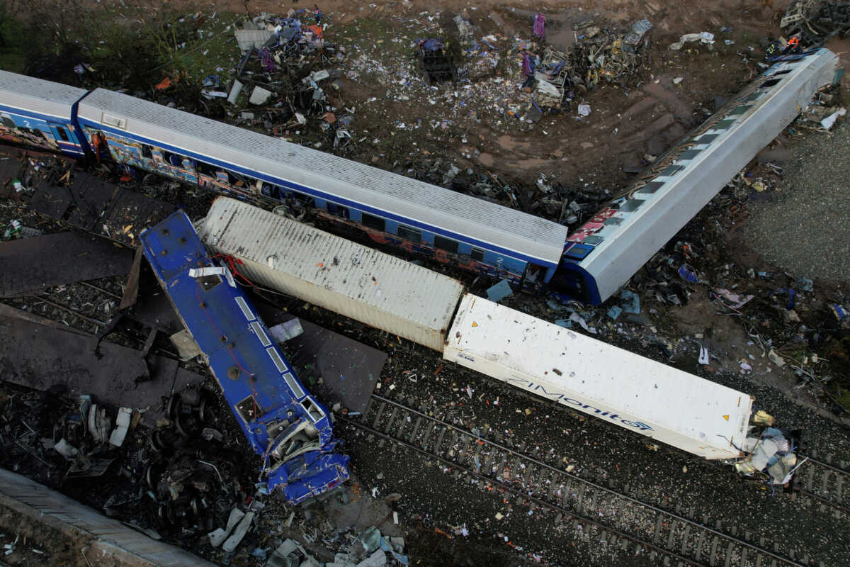 Σύγκρουση τρένων στα Τέμπη: «Χτυπούσαμε δεξιά-αριστερά, ζούμε από θαύμα» λέει επιζώντας