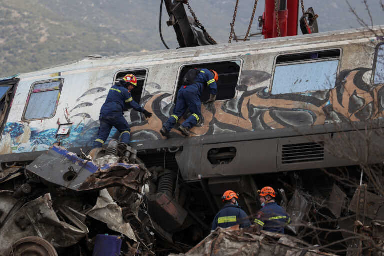 Σύγκρουση τρένων στα Τέμπη: 54 νεκροί έχουν ταυτοποιηθεί - «Υπήρχαν φιάλες για τα φρένα»