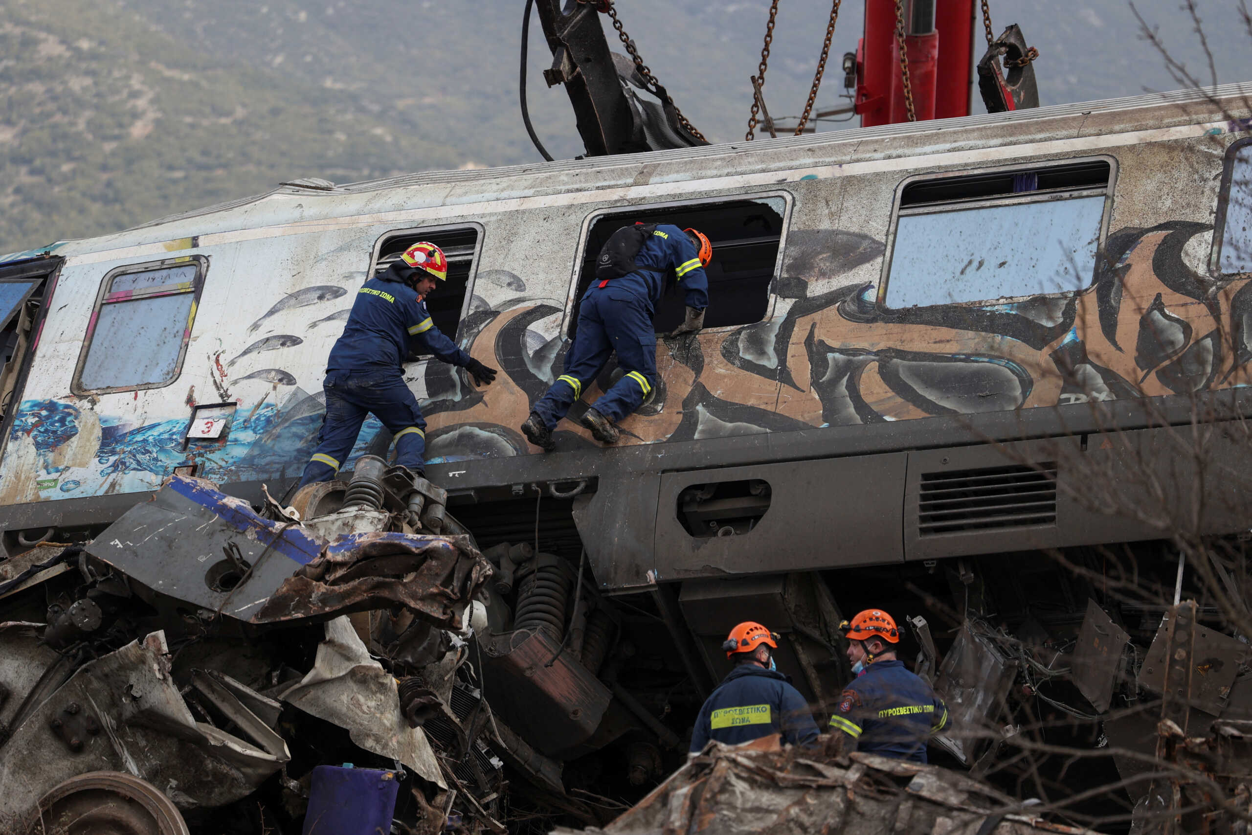 Σύγκρουση τρένων στα Τέμπη: 54 νεκροί έχουν ταυτοποιηθεί όπως ανακοίνωσε η Αστυνομία