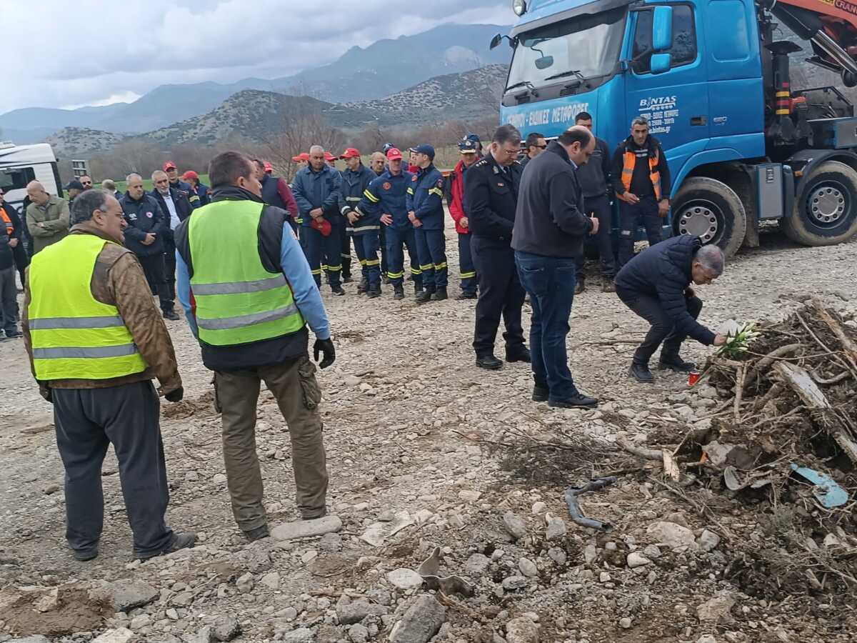 Τέμπη: Πυροσβέστες, αστυνομικοί, διασώστες και εθελοντές απέτισαν φόρο τιμής στους νεκρούς