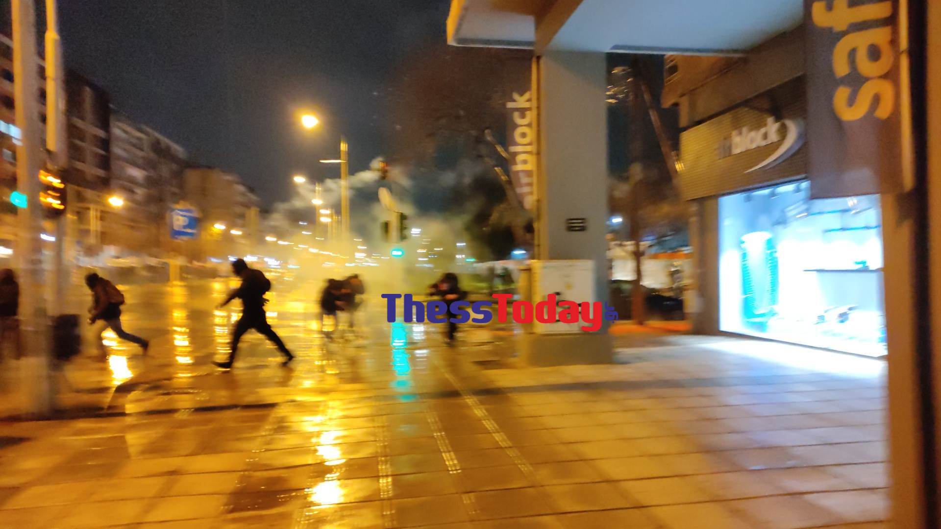 Θεσσαλονίκη: Πετροπόλεμος και καπνογόνα στην πορεία για την τραγωδία στα Τέμπη