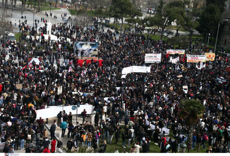 Οι πρώτες εικόνες από τη συγκέντρωση διαμαρτυρίας στη Θεσσαλονίκη για την ανείπωτη τραγωδία στα Τέμπη