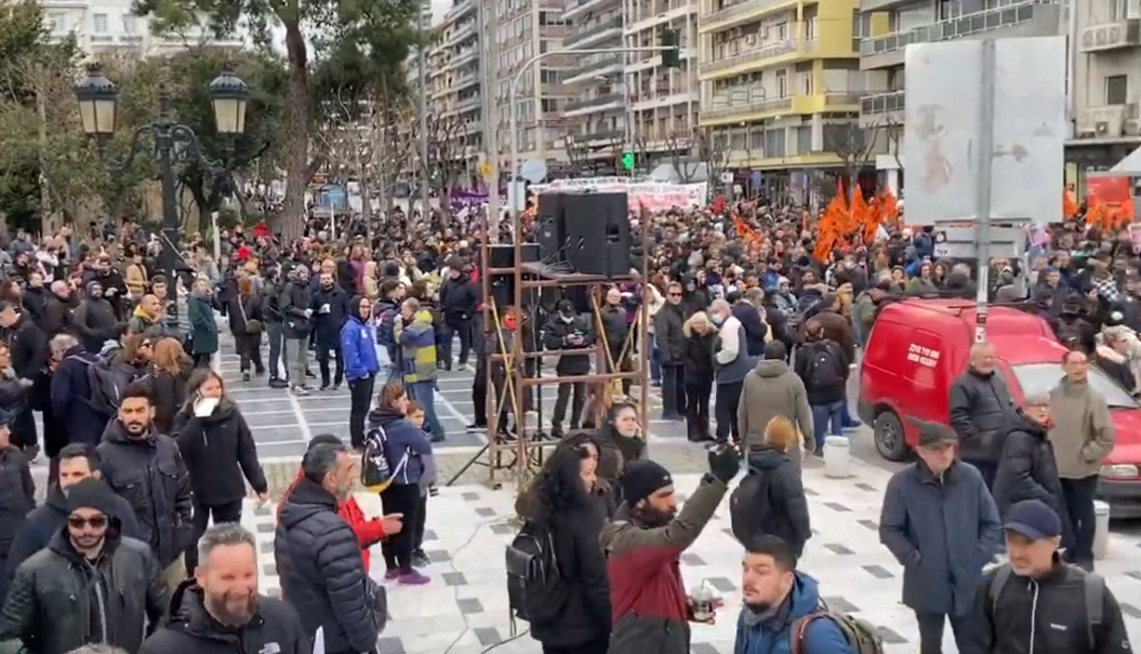 Απεργία σήμερα – Θεσσαλονίκη: Όγκος και παλμός στη συγκέντρωση διαμαρτυρίας για τα Τέμπη