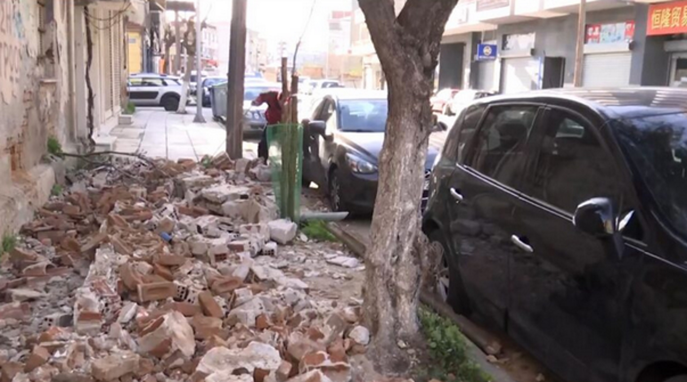 Θεσσαλονίκη: Κατέρρευσε στέγη σπιτιού – Σώθηκαν για λίγα εκατοστά ένα παιδί και ο σκύλος του