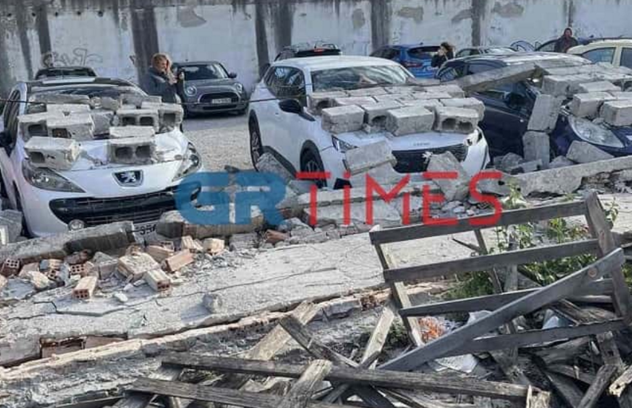 Θεσσαλονίκη: Αυτοκίνητα αστυνομικών θάφτηκαν κάτω από μπάζα όταν κατέρρευσε τοίχος κτιρίου
