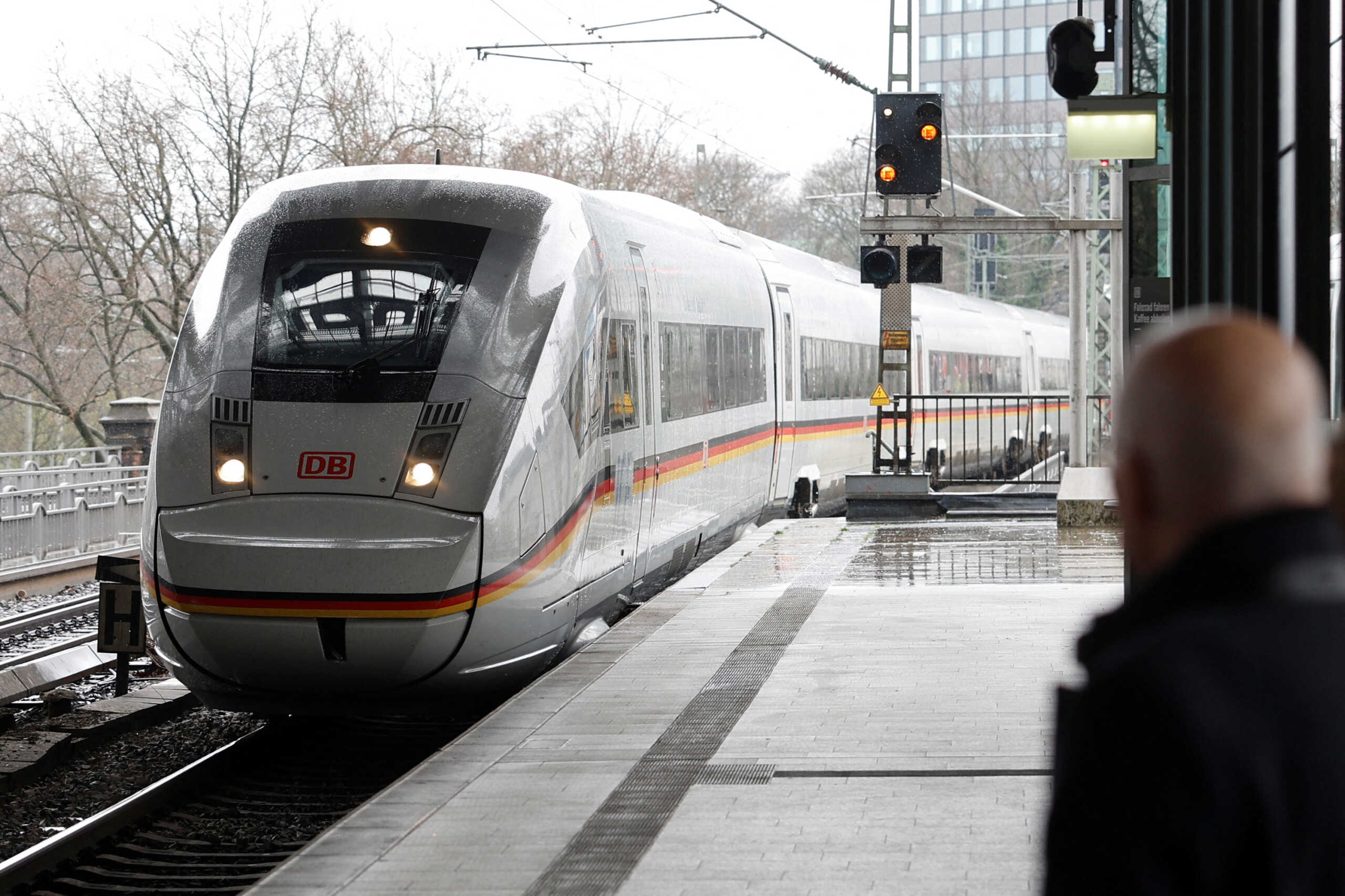 Hamburg?s First Mayor Peter Tschentscher waits as the train transporting Britain's King Charles and Camilla, Queen Consort arrives at the Dammtor railway station in Hamburg, Germany March 31, 2023. Axel Heimken