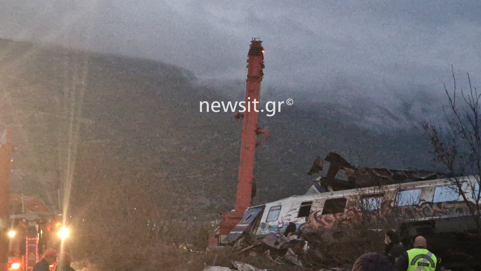 Σύγκρουση τρένων στη Λάρισα: Υπάρχουν εγκλωβισμένοι κάτω από τα βαγόνια στα Τέμπη